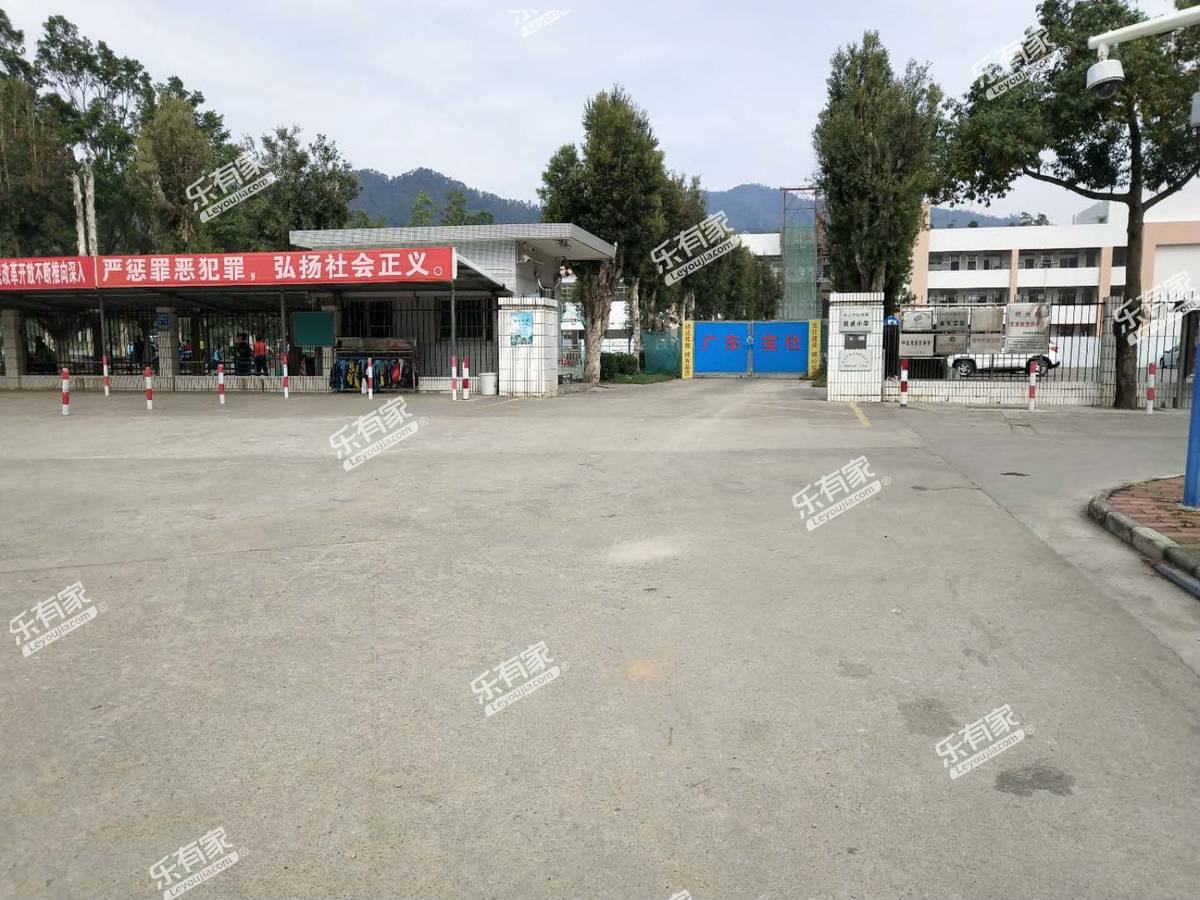 前进小学大门